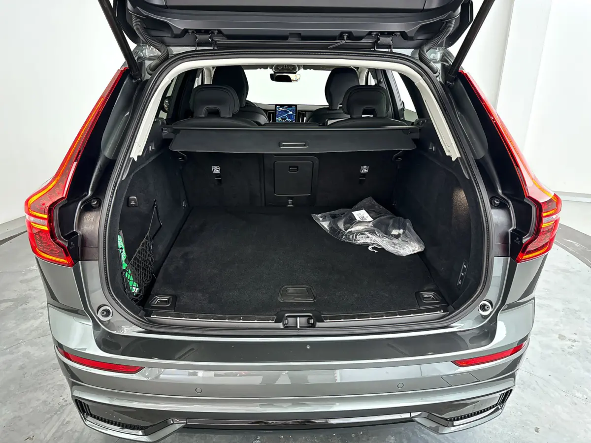 T6 Plug-in hybrid AWD Ultra Dark | Panoramadak | 360° camera | Luchtvering | Head-up display | Harman Kardon | Stoel- en stuurverwarming | Trekhaak