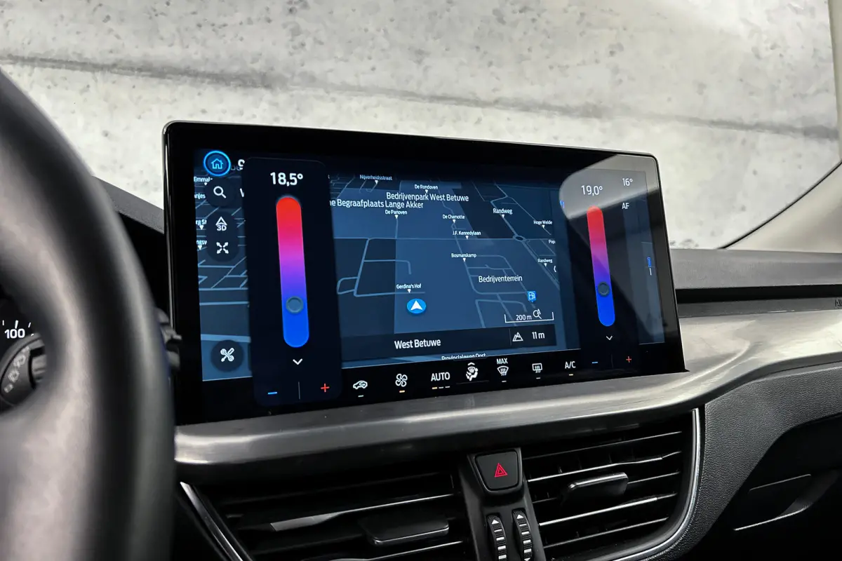 1.0 EcoBoost Hybrid Titanium | Apple Carplay | Cruise control