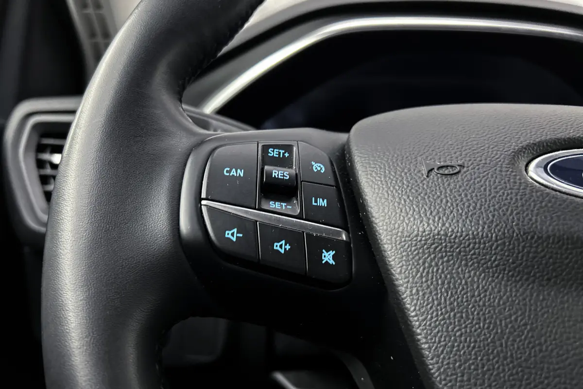 1.0 EcoBoost Hybrid Titanium | Apple Carplay | Cruise control