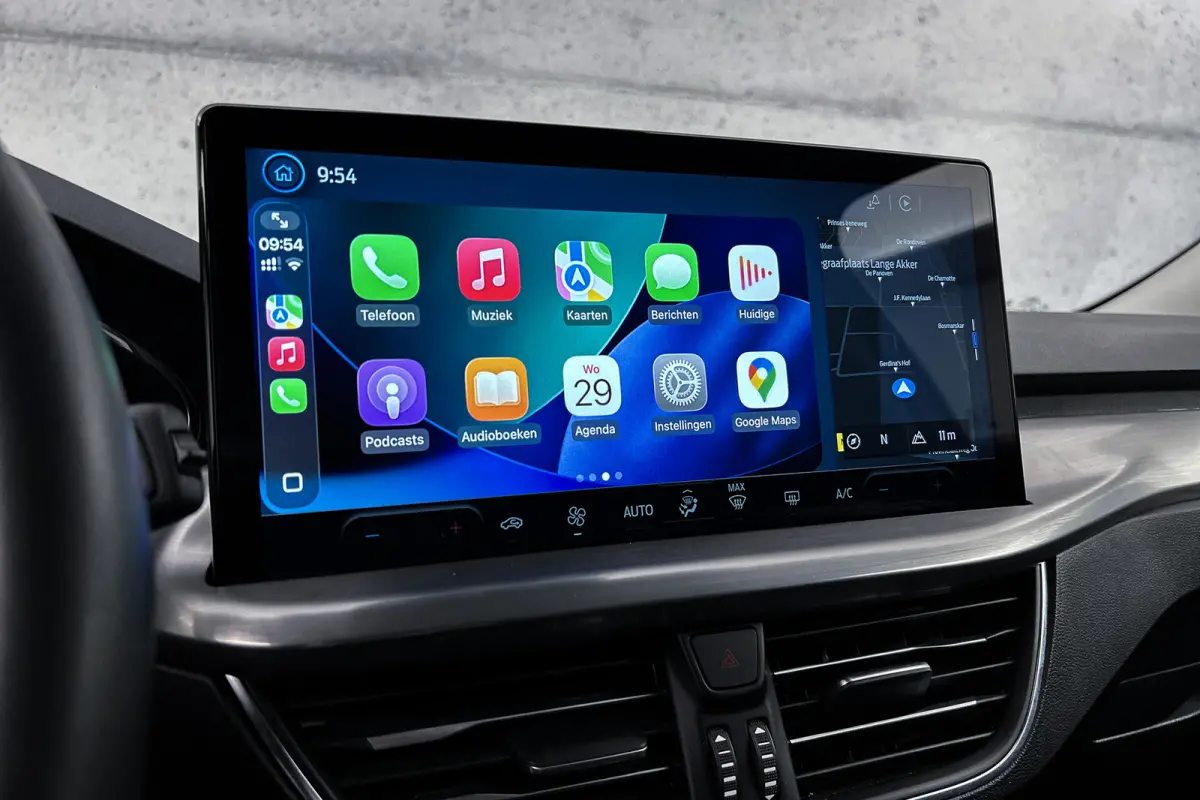 1.0 EcoBoost Hybrid Titanium | Apple Carplay | Cruise control
