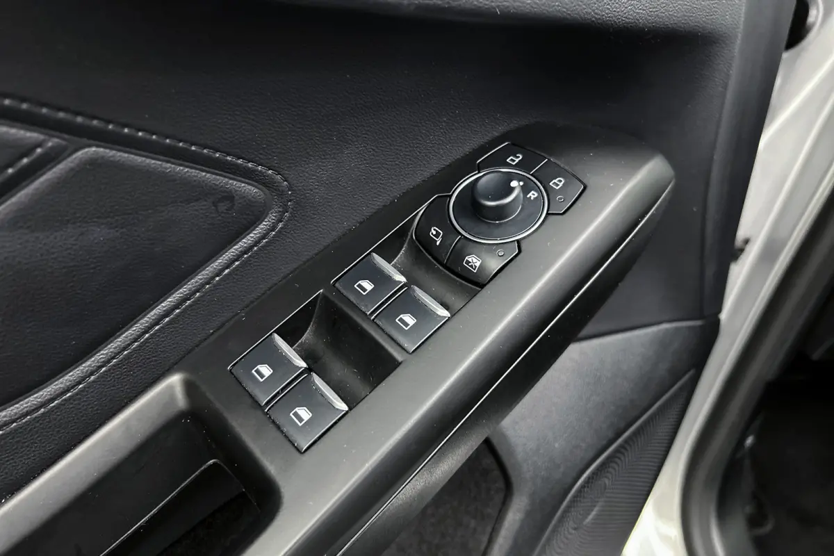 1.0 EcoBoost Hybrid Titanium | Apple Carplay | Cruise control