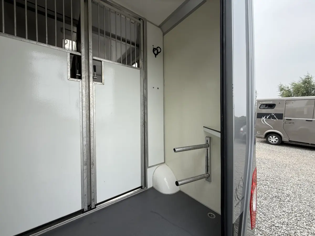 | HORSETRUCK | STX | STALLION 2XL | 2022 | AUTOMATIC | HENGST | 117.907KM | 2-SEAT | L3 | 160PK | LUXE | BELGISCH KENTEKEN