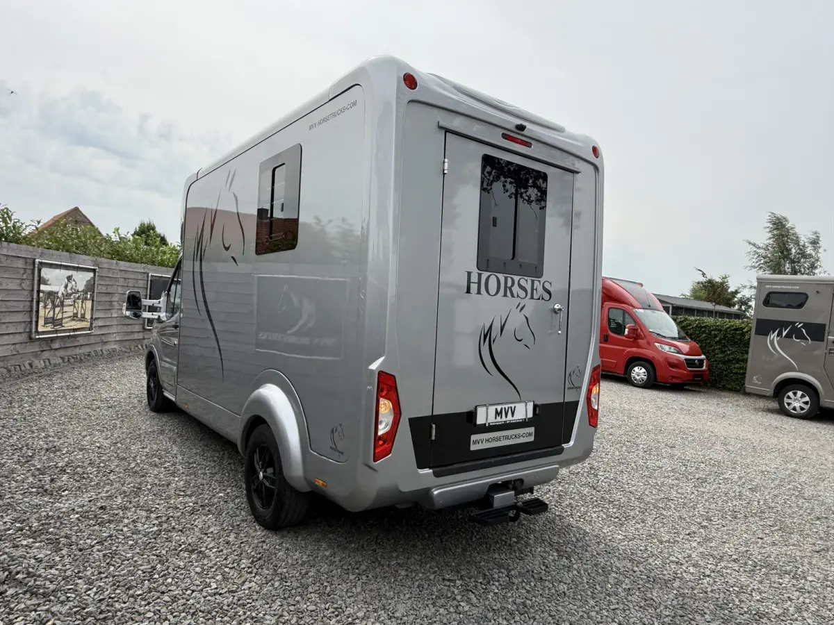 | HORSETRUCK | STX | STALLION 2XL | 2022 | AUTOMATIC | HENGST | 117.907KM | 2-SEAT | L3 | 160PK | LUXE | BELGISCH KENTEKEN