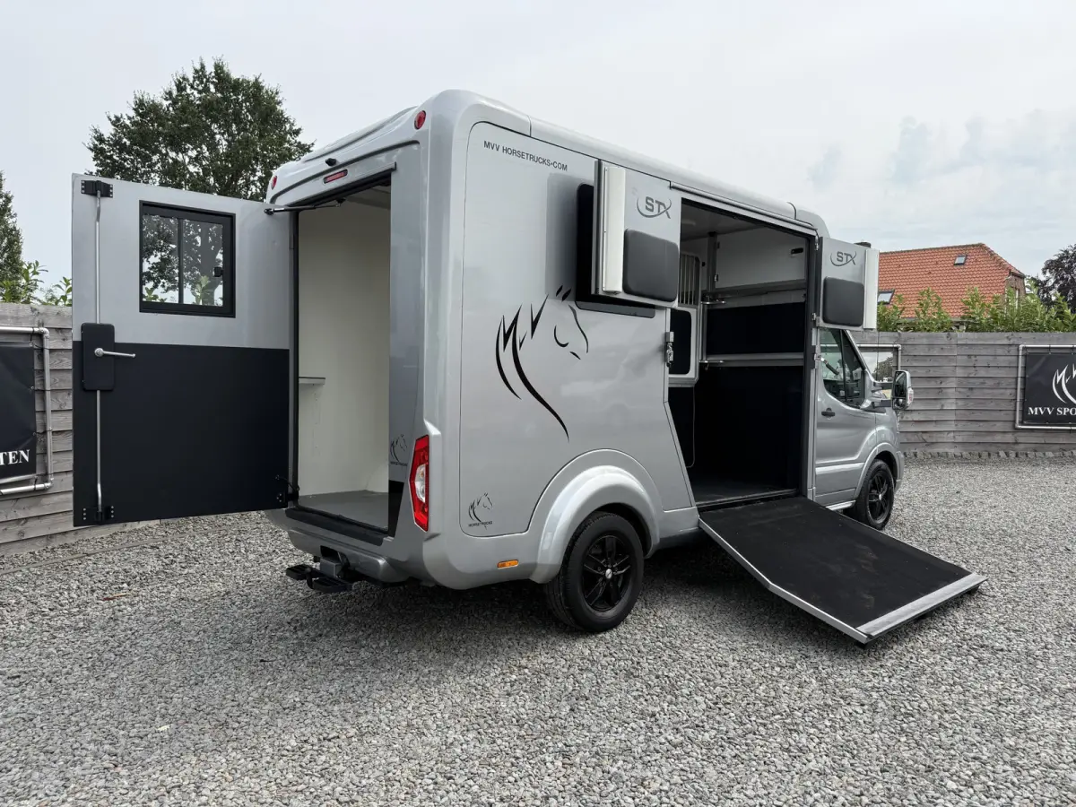 | HORSETRUCK | STX | STALLION 2XL | 2022 | AUTOMATIC | HENGST | 117.907KM | 2-SEAT | L3 | 160PK | LUXE | BELGISCH KENTEKEN