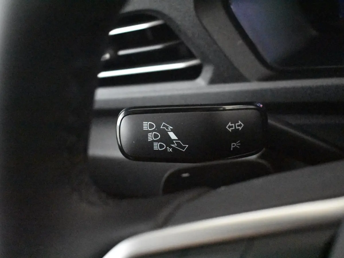 Kombi Limited Edition 1.5 e-Hybrid | 12V-aansluiting in dashboard en laadruimte | Achteruitrijcamera | Cruise control adaptief