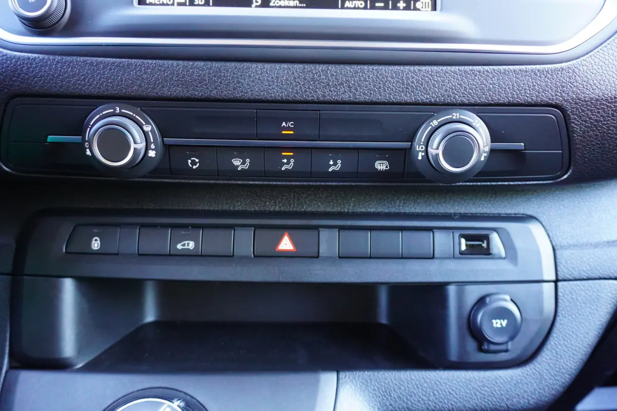 145pk Automaat L3H1 2500kg Trekhaak Apple craplay Navigatie 3-Zits Cruise control Parkeersensoren Camera