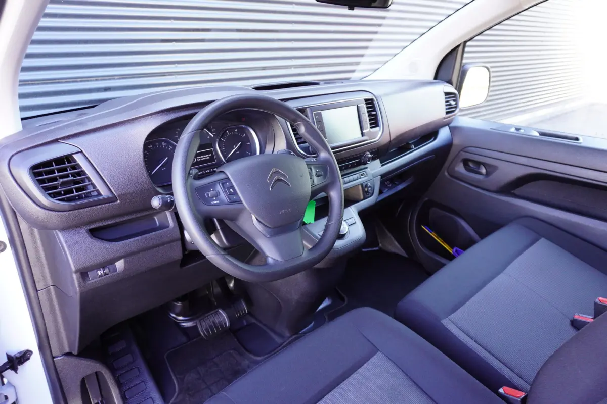 145pk Automaat L3H1 2500kg Trekhaak Apple craplay Navigatie 3-Zits Cruise control Parkeersensoren Camera