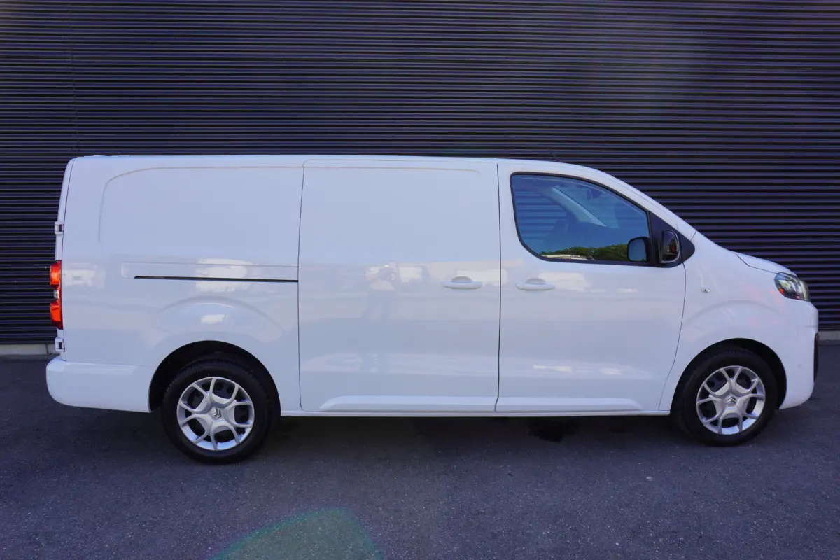 145pk Automaat L3H1 2500kg Trekhaak Apple craplay Navigatie 3-Zits Cruise control Parkeersensoren Camera