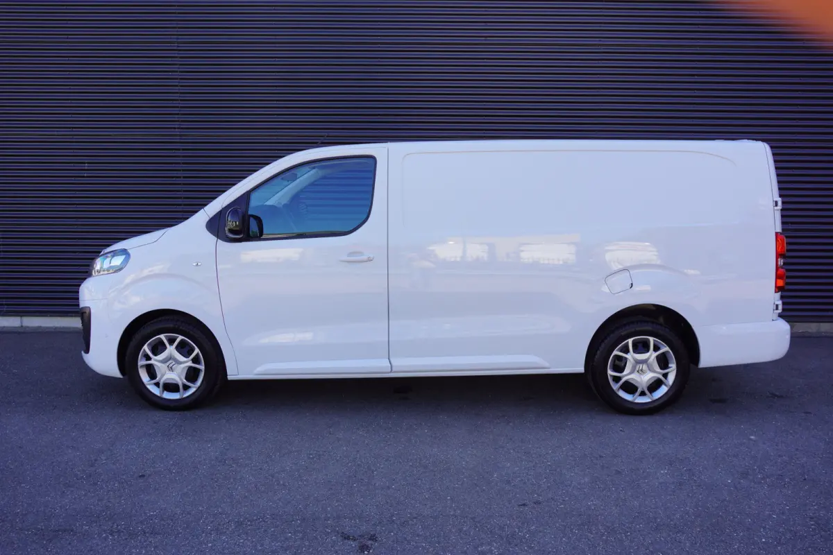 145pk Automaat L3H1 2500kg Trekhaak Apple craplay Navigatie 3-Zits Cruise control Parkeersensoren Camera