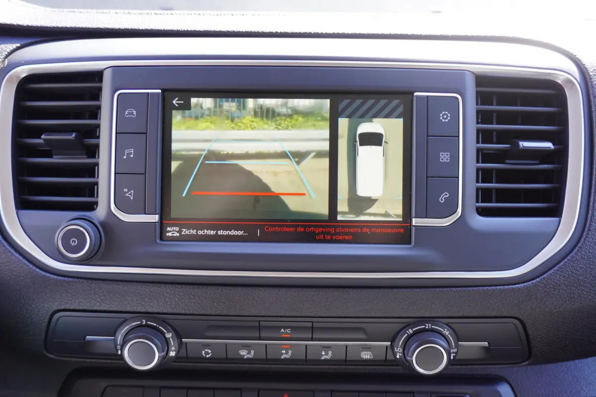 145pk Automaat L3H1 2500kg Trekhaak Apple craplay Navigatie 3-Zits Cruise control Parkeersensoren Camera