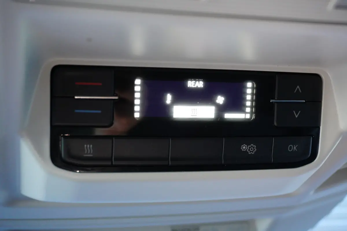 180pk Automaat L3H3/L2H2 Two-Tone LED Navigatie Apple carplay Parkeersensoren Camera Trekhaak ACC Cruise control Stoelverwarming Standkachel