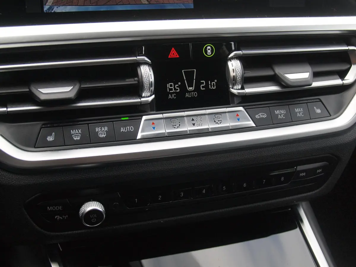 318i High Executive | Camera | Sfeerverlichting | Apple Carplay | LED-Laser | NL-Auto |