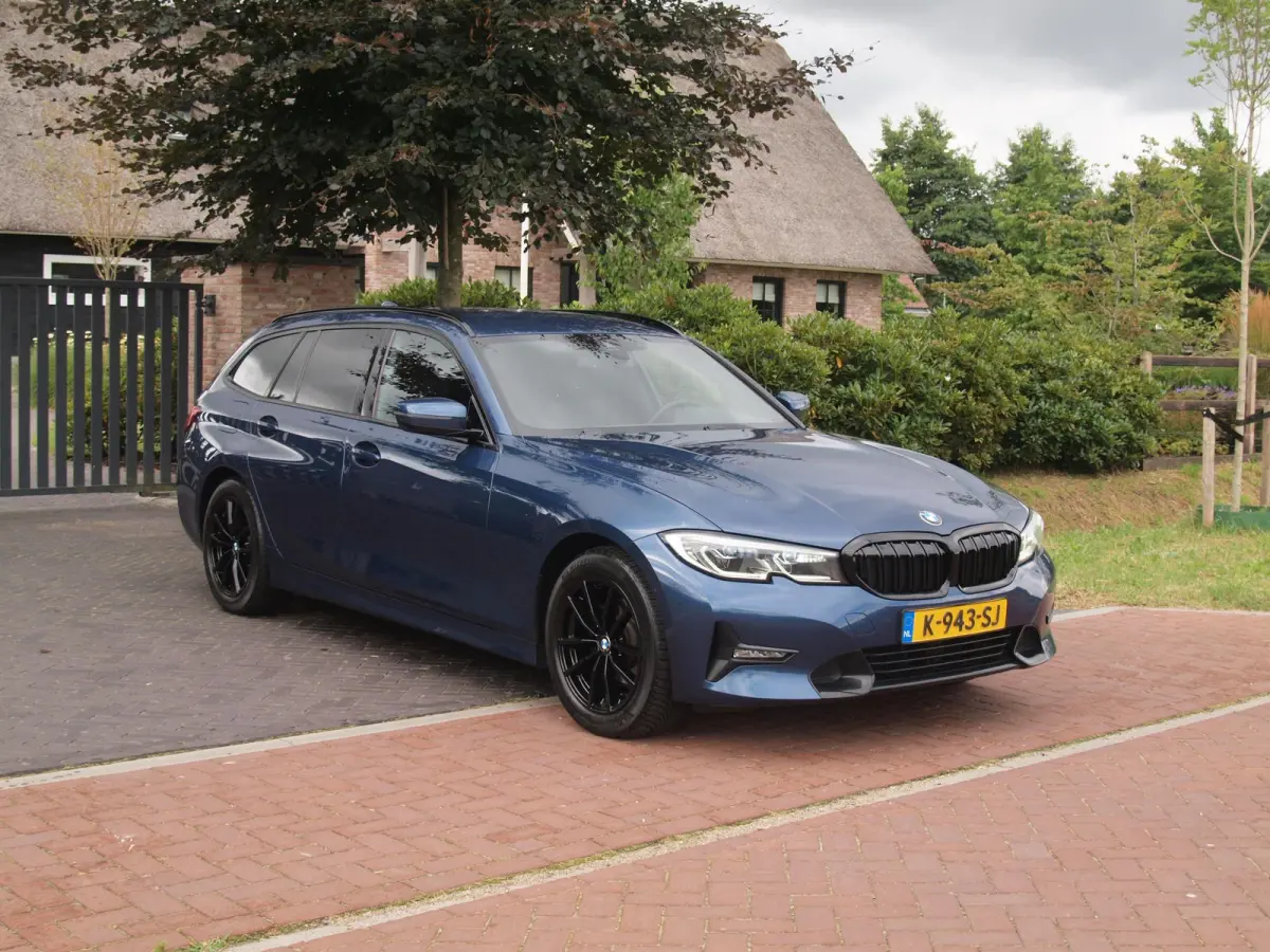 318i High Executive | Camera | Sfeerverlichting | Apple Carplay | LED-Laser | NL-Auto |