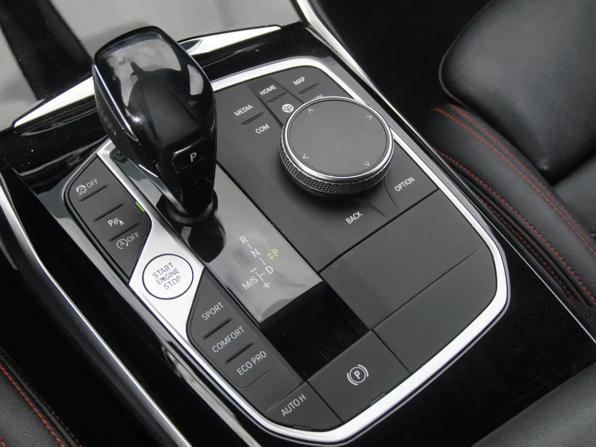 318i High Executive | Camera | Sfeerverlichting | Apple Carplay | LED-Laser | NL-Auto |