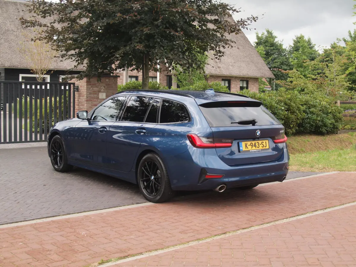318i High Executive | Camera | Sfeerverlichting | Apple Carplay | LED-Laser | NL-Auto |