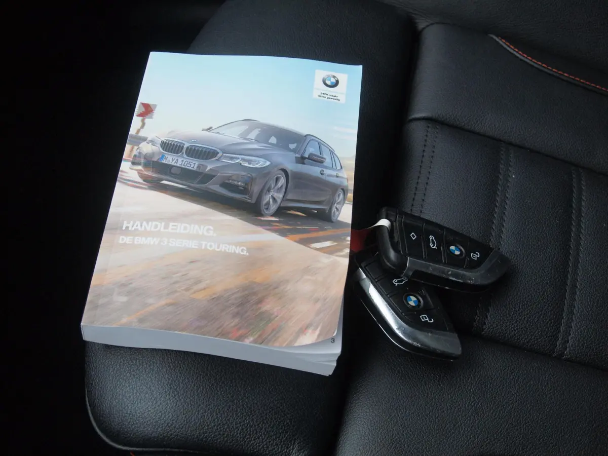 318i High Executive | Camera | Sfeerverlichting | Apple Carplay | LED-Laser | NL-Auto |