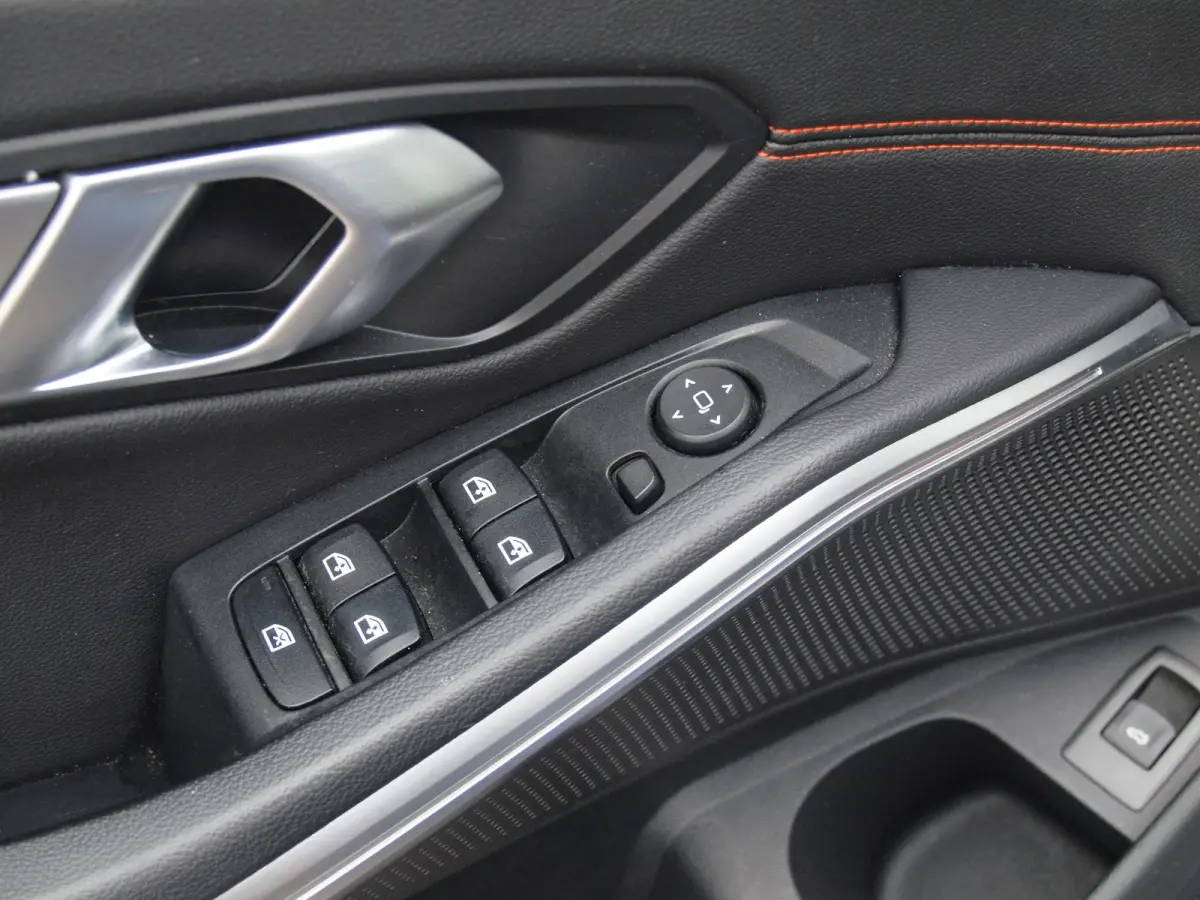 318i High Executive | Camera | Sfeerverlichting | Apple Carplay | LED-Laser | NL-Auto |