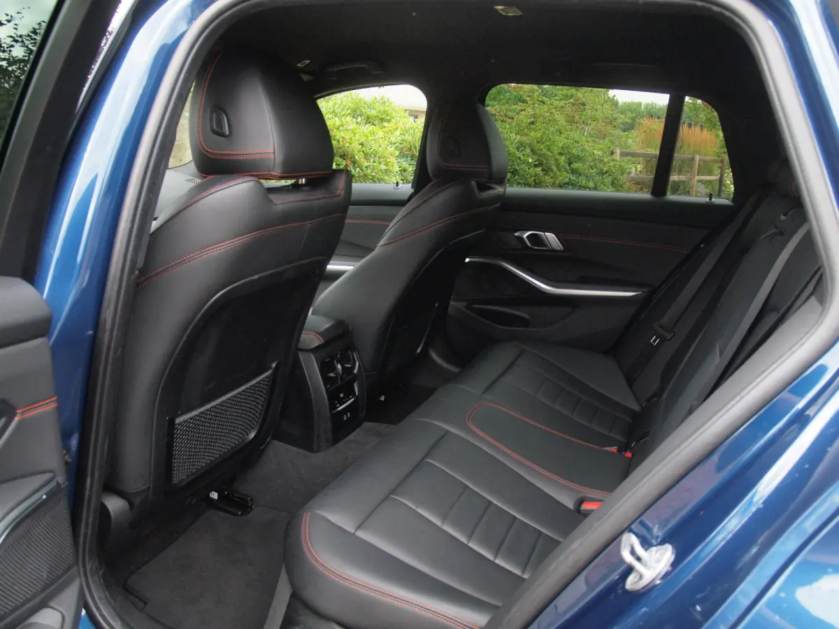 318i High Executive | Camera | Sfeerverlichting | Apple Carplay | LED-Laser | NL-Auto |