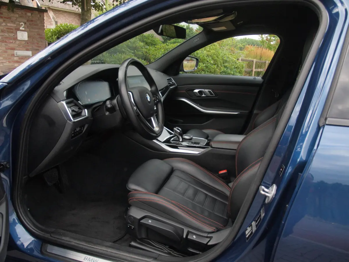 318i High Executive | Camera | Sfeerverlichting | Apple Carplay | LED-Laser | NL-Auto |