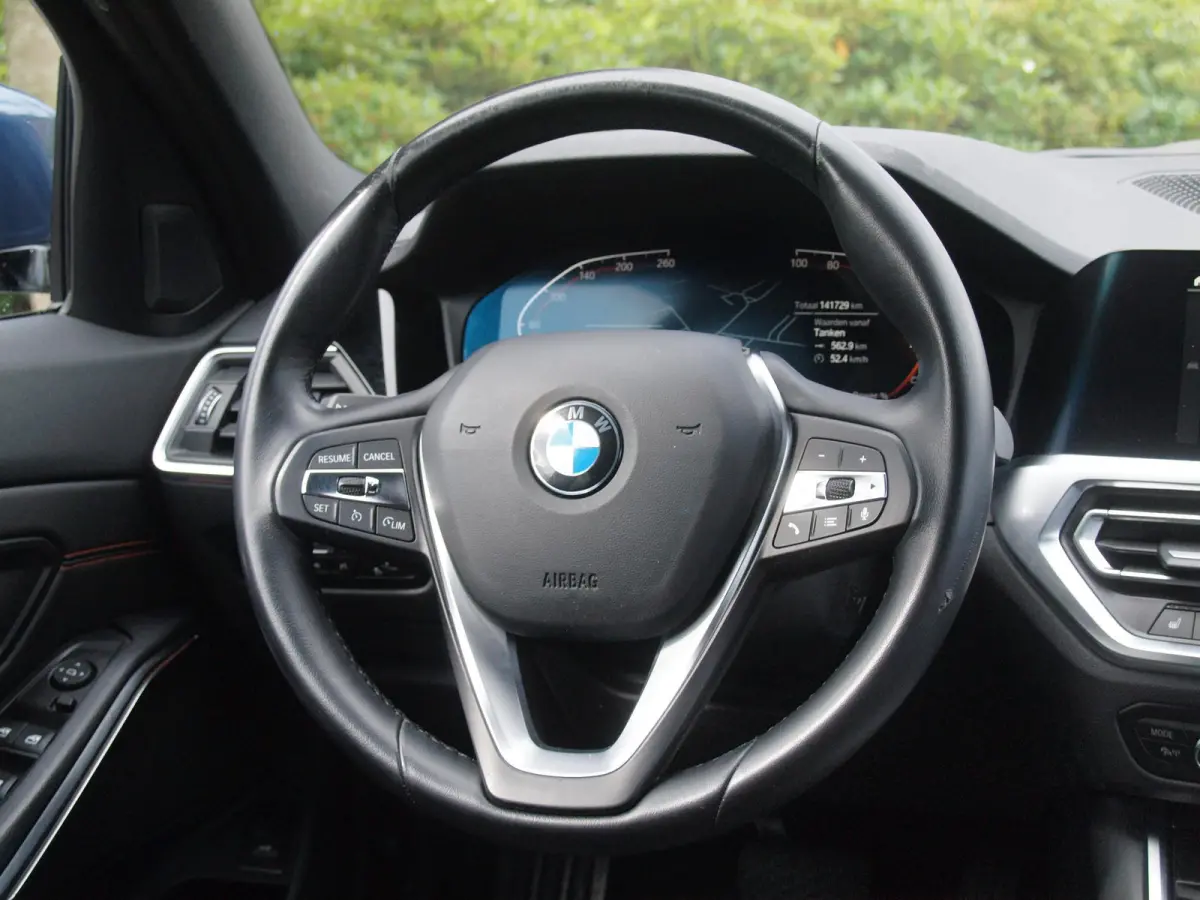 318i High Executive | Camera | Sfeerverlichting | Apple Carplay | LED-Laser | NL-Auto |