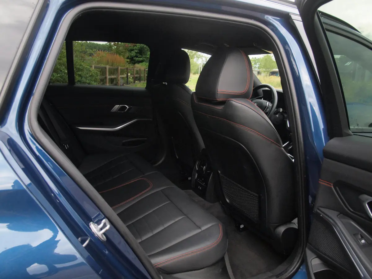 318i High Executive | Camera | Sfeerverlichting | Apple Carplay | LED-Laser | NL-Auto |
