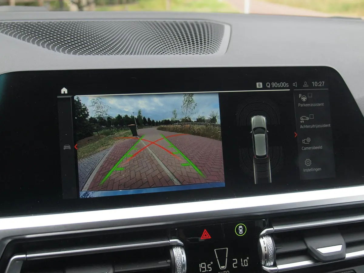 318i High Executive | Camera | Sfeerverlichting | Apple Carplay | LED-Laser | NL-Auto |
