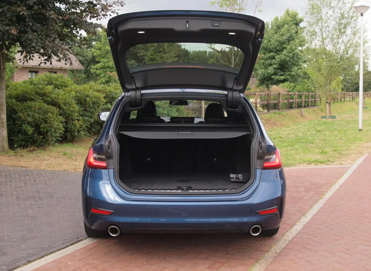 318i High Executive | Camera | Sfeerverlichting | Apple Carplay | LED-Laser | NL-Auto |