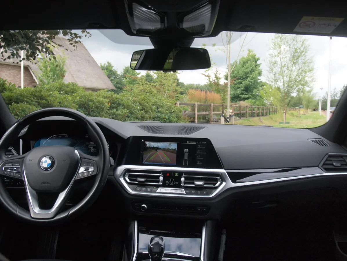 318i High Executive | Camera | Sfeerverlichting | Apple Carplay | LED-Laser | NL-Auto |