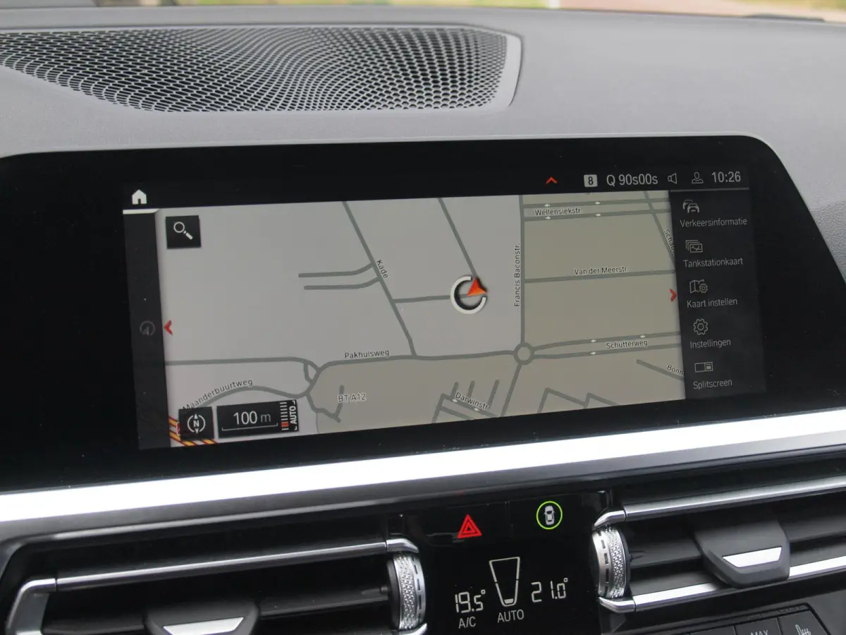 318i High Executive | Camera | Sfeerverlichting | Apple Carplay | LED-Laser | NL-Auto |
