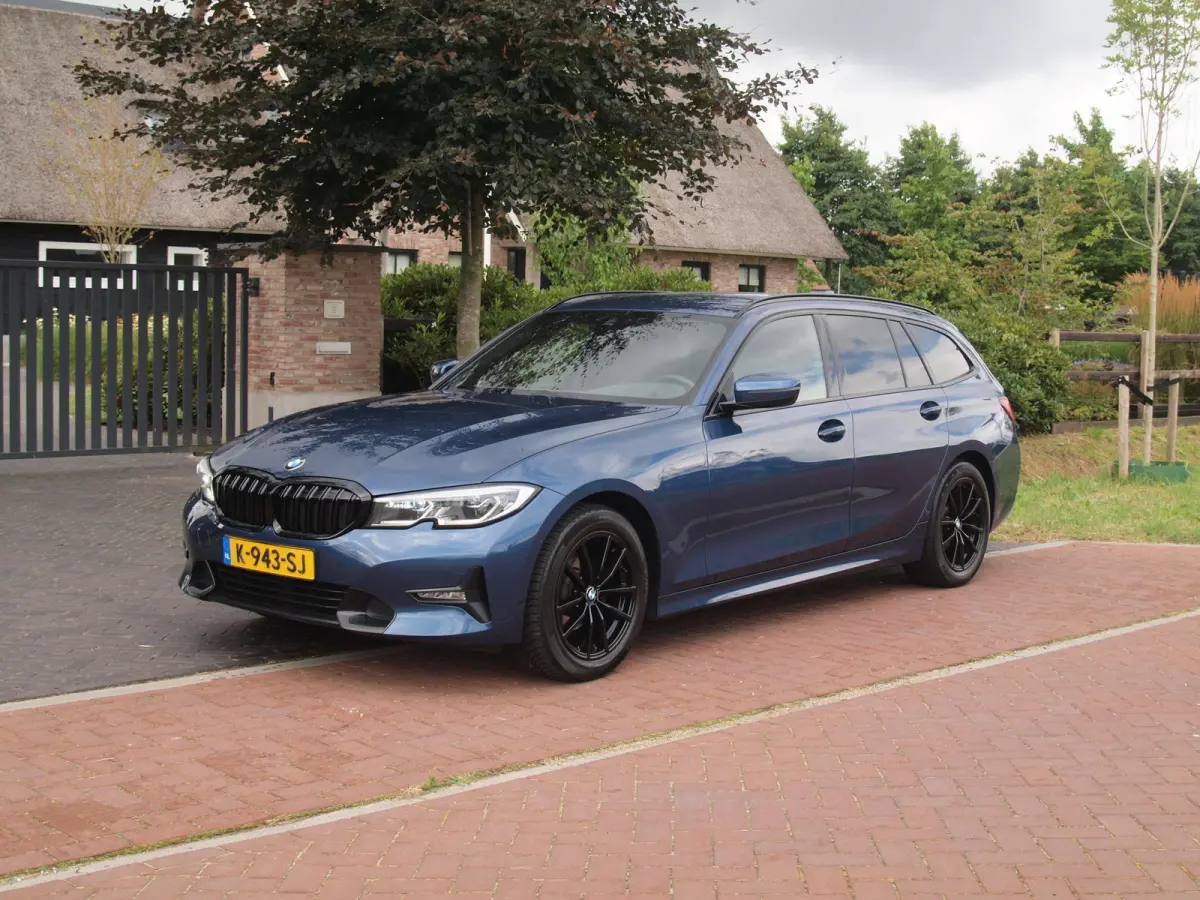 318i High Executive | Camera | Sfeerverlichting | Apple Carplay | LED-Laser | NL-Auto |