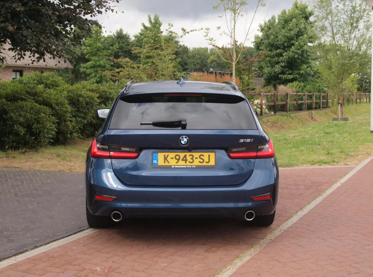 318i High Executive | Camera | Sfeerverlichting | Apple Carplay | LED-Laser | NL-Auto |