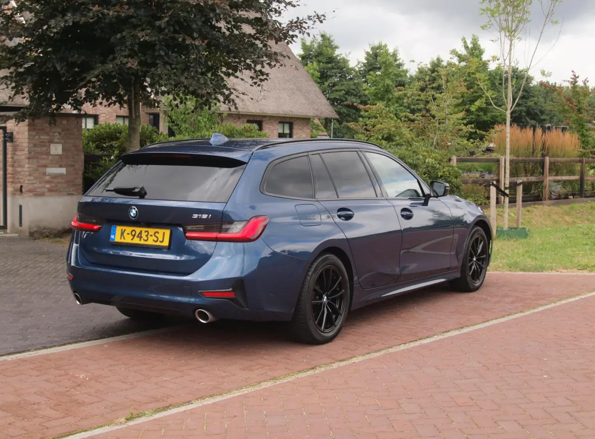 318i High Executive | Camera | Sfeerverlichting | Apple Carplay | LED-Laser | NL-Auto |