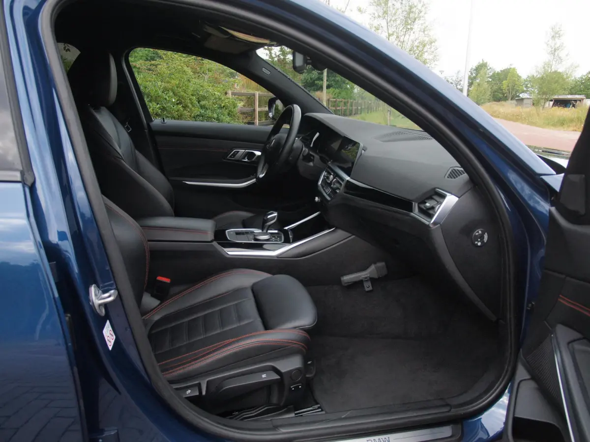 318i High Executive | Camera | Sfeerverlichting | Apple Carplay | LED-Laser | NL-Auto |