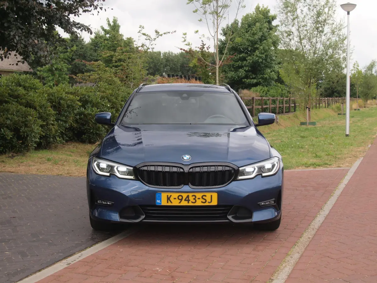 318i High Executive | Camera | Sfeerverlichting | Apple Carplay | LED-Laser | NL-Auto |