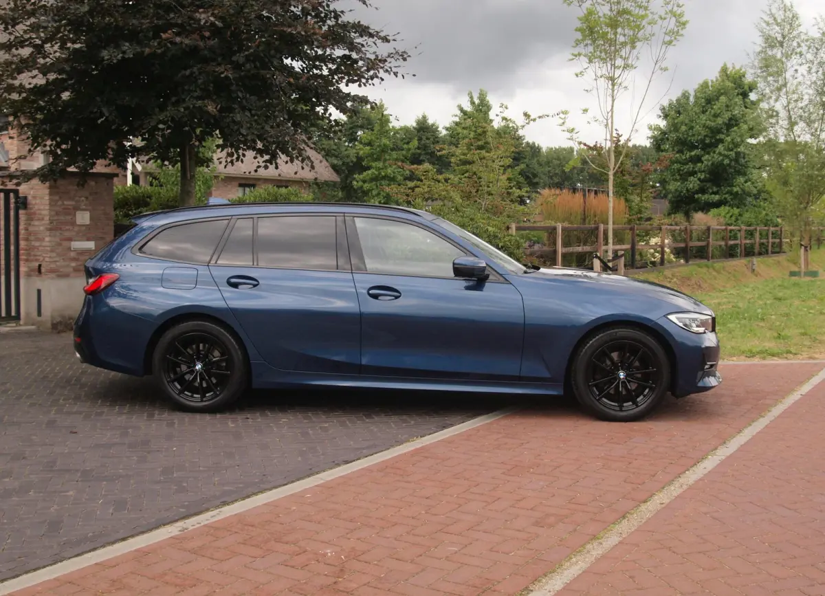 318i High Executive | Camera | Sfeerverlichting | Apple Carplay | LED-Laser | NL-Auto |
