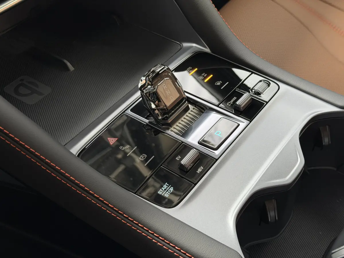 1.5 T DM-i AWD 324PK bruin/leer Pano Dak Head‑Up 360° Camera Stoel‑/Stuurverwarming Stoelventilatie Infinity Audio 6 JAAR GARANTIE phev