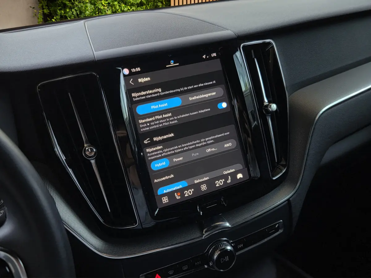 2.0 T6 Plug-in hybrid AWD Plus Dark | Trekhaak | Camera | Panoramadak | Memory | Pilot Assist