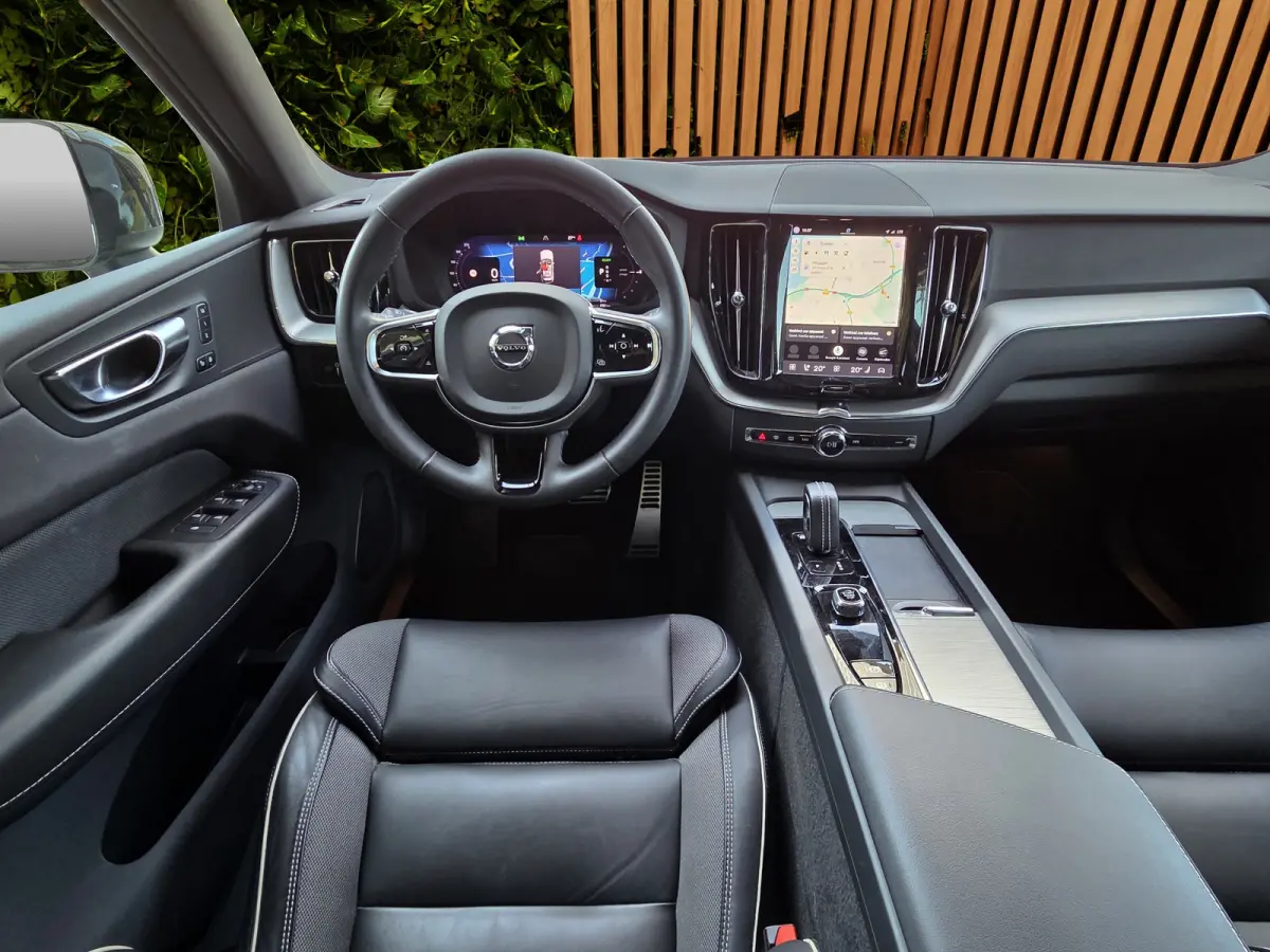 2.0 T6 Plug-in hybrid AWD Plus Dark | Trekhaak | Camera | Panoramadak | Memory | Pilot Assist