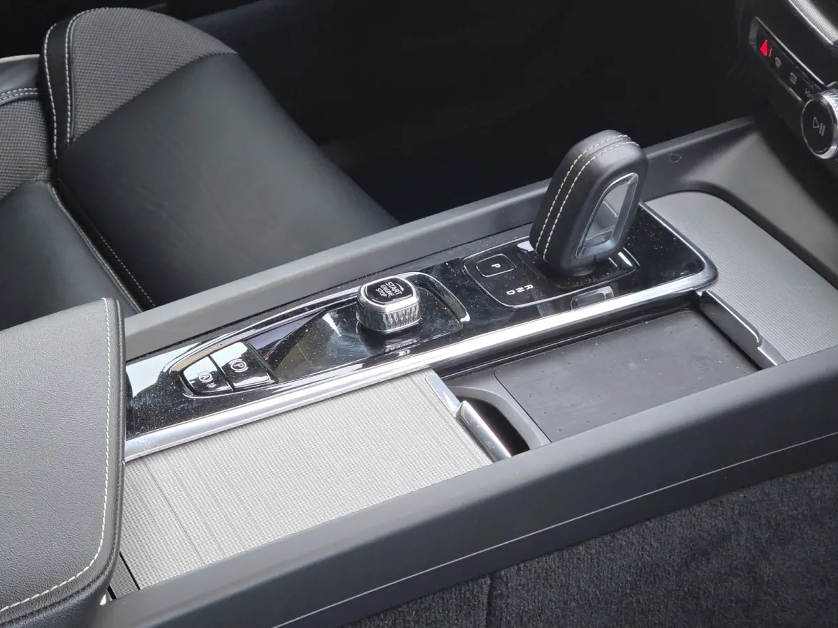 2.0 T6 Plug-in hybrid AWD Plus Dark | Trekhaak | Camera | Panoramadak | Memory | Pilot Assist