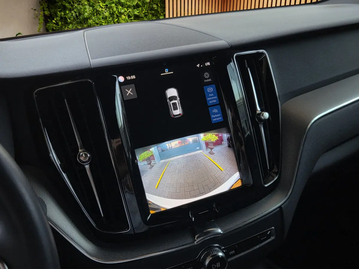2.0 T6 Plug-in hybrid AWD Plus Dark | Trekhaak | Camera | Panoramadak | Memory | Pilot Assist