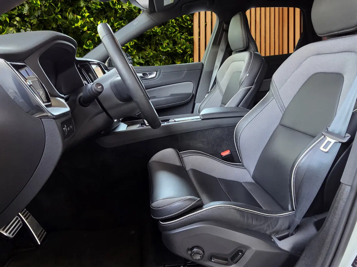 2.0 T6 Plug-in hybrid AWD Plus Dark | Trekhaak | Camera | Panoramadak | Memory | Pilot Assist