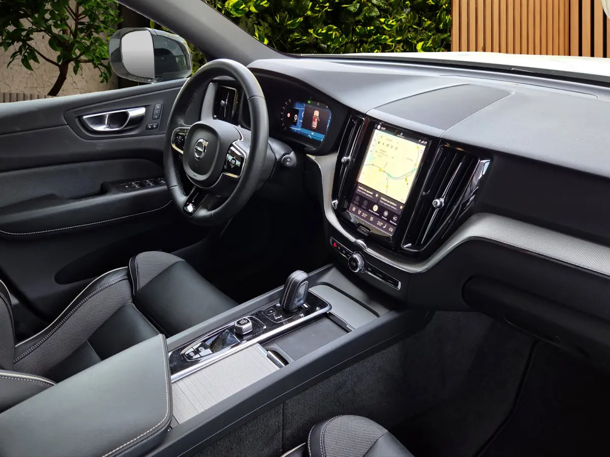 2.0 T6 Plug-in hybrid AWD Plus Dark | Trekhaak | Camera | Panoramadak | Memory | Pilot Assist