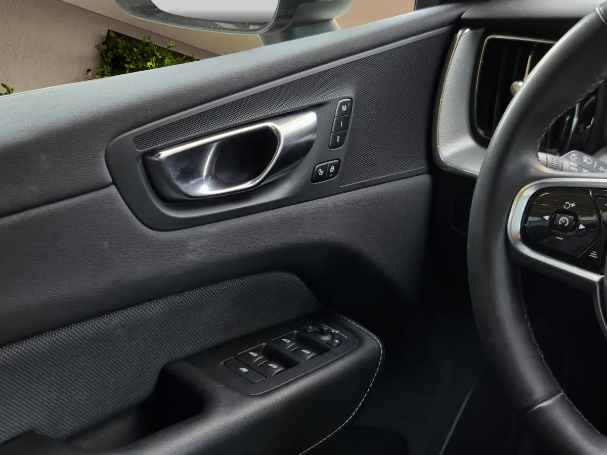 2.0 T6 Plug-in hybrid AWD Plus Dark | Trekhaak | Camera | Panoramadak | Memory | Pilot Assist