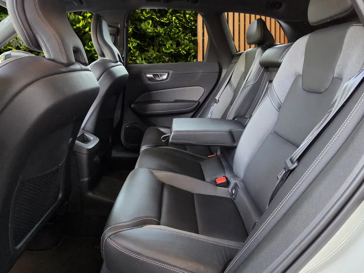 2.0 T6 Plug-in hybrid AWD Plus Dark | Trekhaak | Camera | Panoramadak | Memory | Pilot Assist