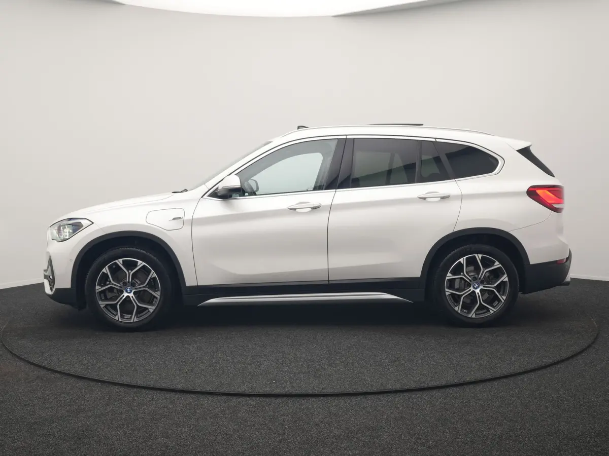 xDrive25e xLine PHEV 221pk Dealer O.H | Panodak | Adaptive Cruise | Camera | Head Up | Lederen Sportstoelen Memory & Verwarmd | Hifi Audio | Lane Assist | Sfeerverlichting | Navigatie | DAB 