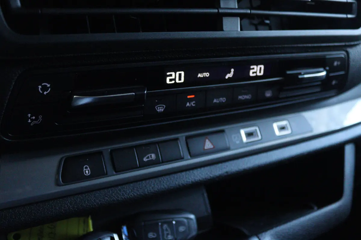 2.0 BlueHDi 145 S&S L2 | Cruise Control | Betimmering | Camera | Carplay | Climate | Keyless | Dodehoekbewaking | Stuurverwarming | LMV