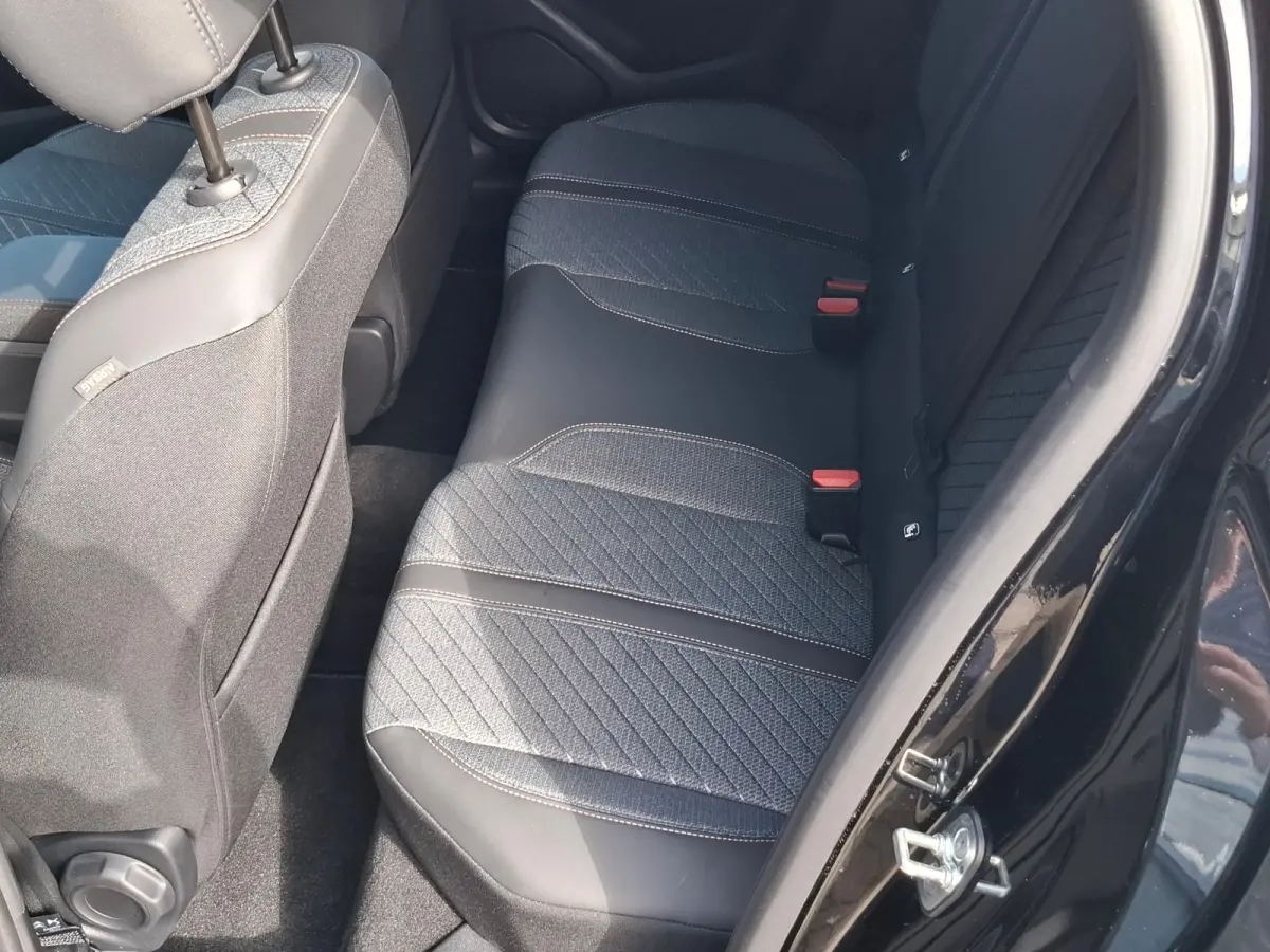 Allure | Elektrische parkeerrem | Extra getinte achterste zijruiten en achterruit | Extra getinte achterste zijruiten en achterruit
