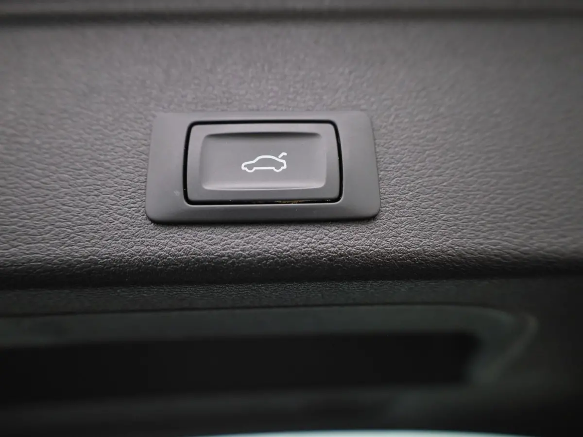 2.0 30 TDI S tronic Business Ed AUTOMAAT | LEDER | VIRTUEEL | CLIMA | CRUISE | STOELVERWARMING | ELEKTRISCHE KOFFERKLEP | LED | DAB | LMV | PDC | 12 MAANDEN BOVAG GARANTIE |