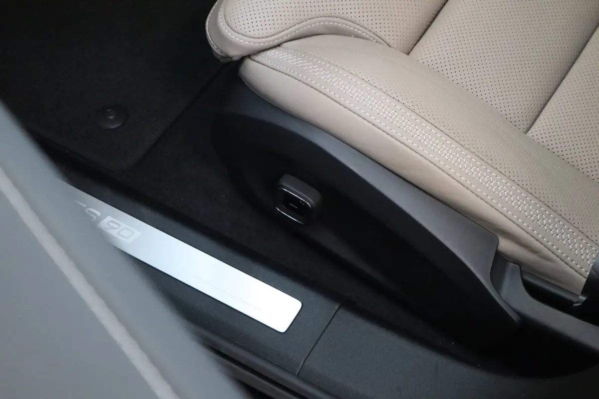 Twin Motor Ultra Launch Edition 106 kWh | 22" 5-Y-spaaks Glossy Black Diamond Cut | Achterstoelen verwarmd | Actieve luchtvering met FOUR-C
