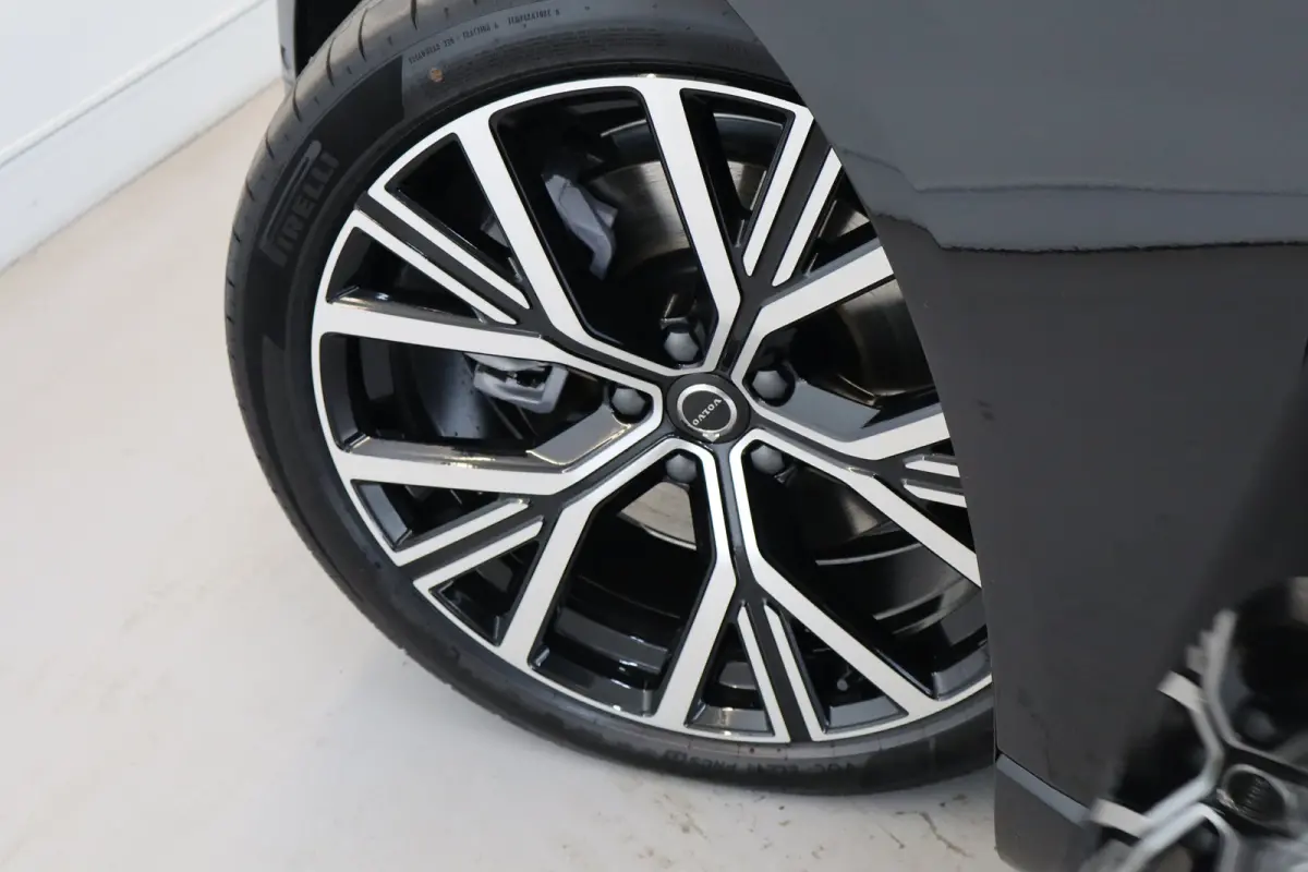 Twin Motor Ultra Launch Edition 106 kWh | 22" 5-Y-spaaks Glossy Black Diamond Cut | Achterstoelen verwarmd | Actieve luchtvering met FOUR-C